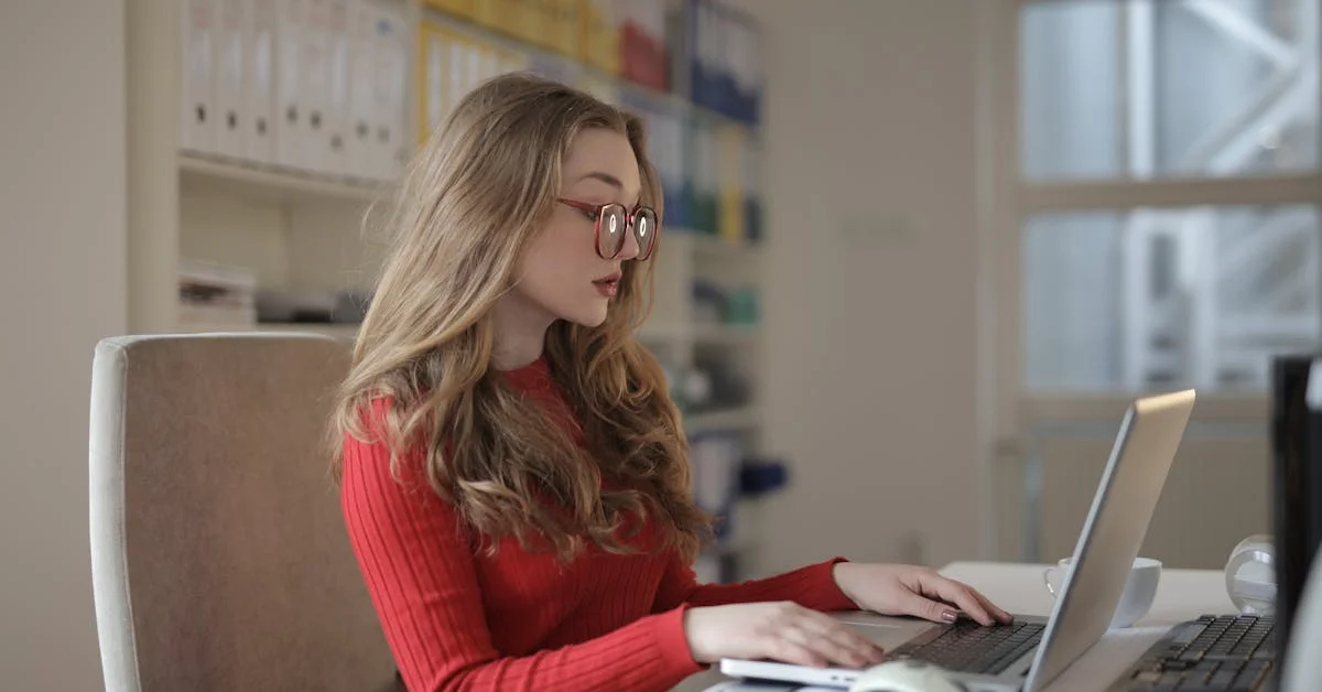 ノートPCで学習に集中する受講者