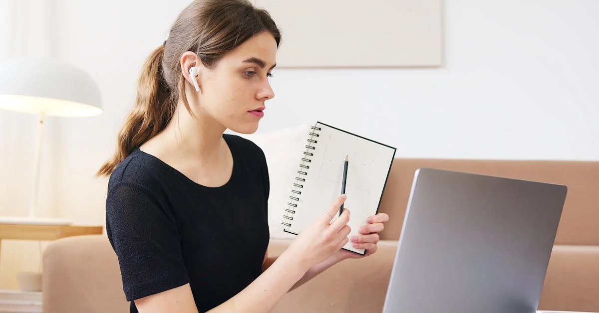 ノートを取りながらオンライン学習に取り組む受講者