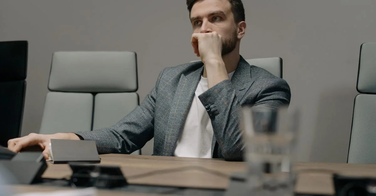 Moodle導入の課題を考えるビジネスマン