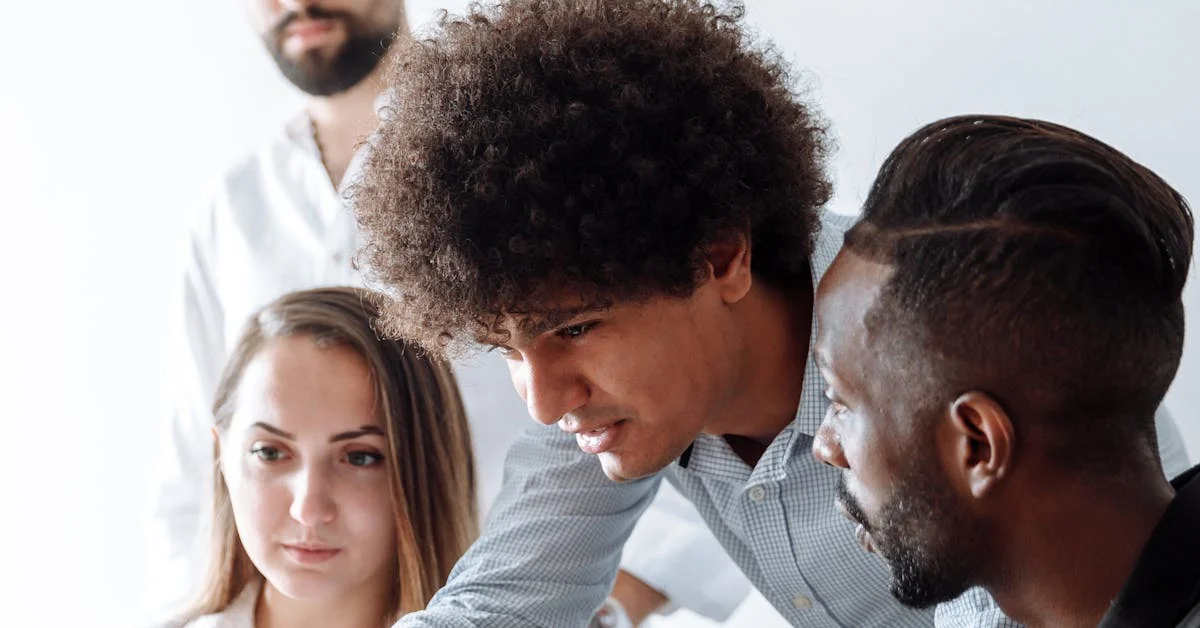 オフィスで同僚と打ち合わせをする様子