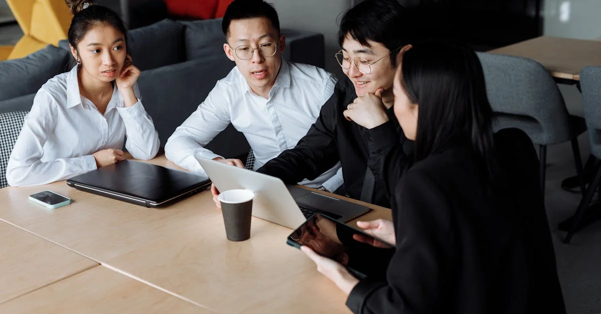 オフィスで打ち合わせを行うチーム