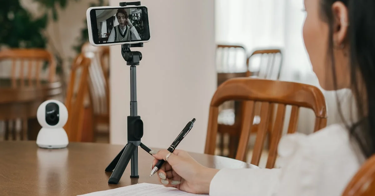 スマートフォンで学習に取り組む受講者