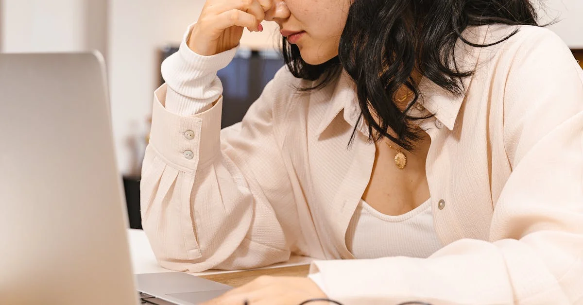 学習が続かず机に向かって悩む受講者