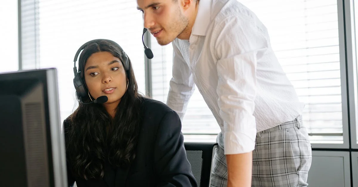 PCを見ながら相談する社員