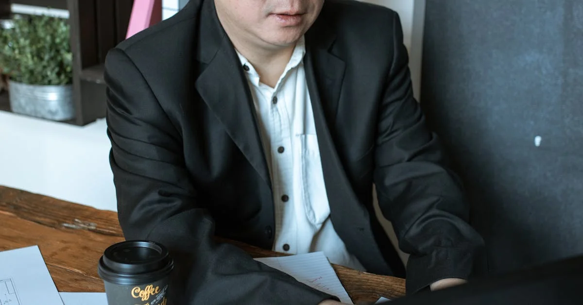 中堅社員が業務多忙のなか能力開発の課題に向き合うオフィスのシーン