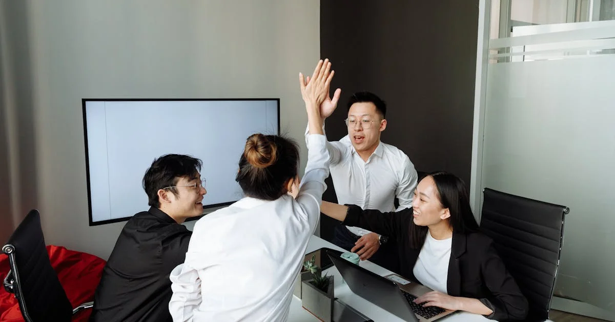 企業の研修部門でメンバーが集まりMoodle活用を協議する会議シーン